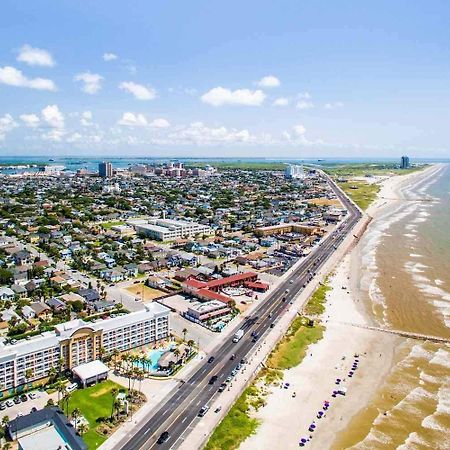 Beach Blanket Bungalow - A Wonderful Townhome Near The Beach Galveston Exterior photo