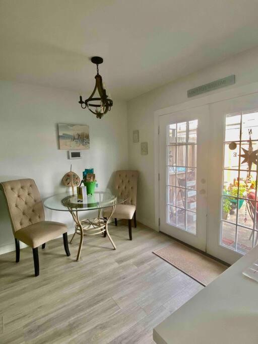 Beach Blanket Bungalow - A Wonderful Townhome Near The Beach Galveston Exterior photo