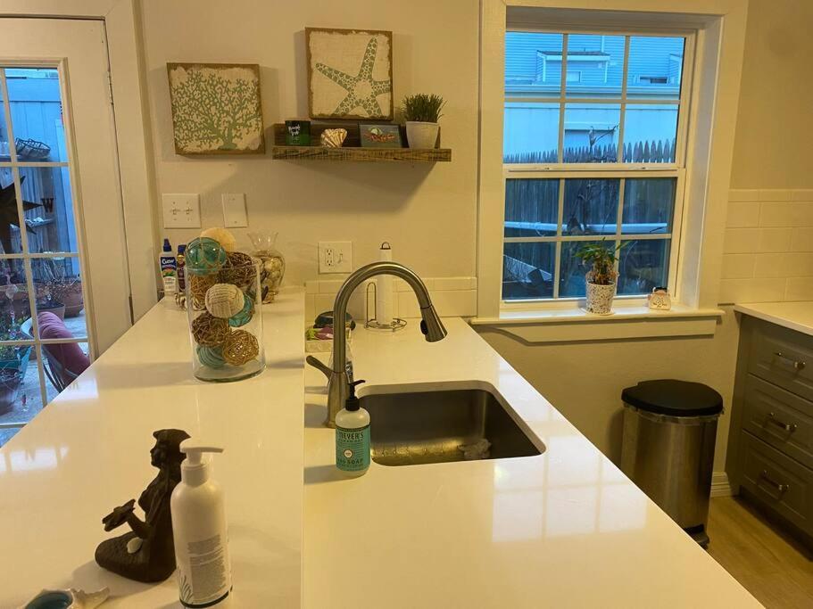 Beach Blanket Bungalow - A Wonderful Townhome Near The Beach Galveston Exterior photo