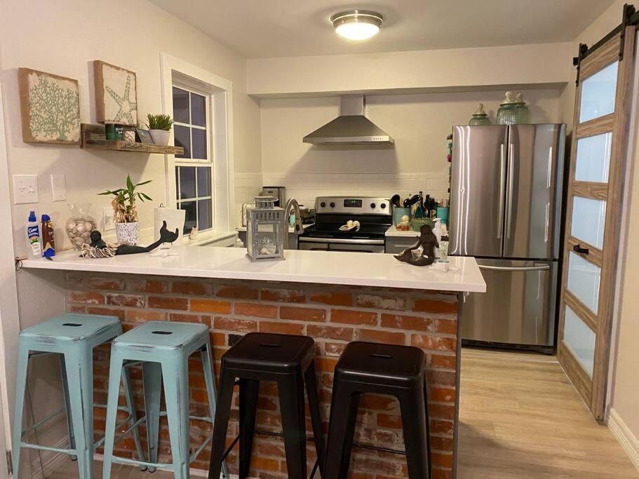 Beach Blanket Bungalow - A Wonderful Townhome Near The Beach Galveston Exterior photo
